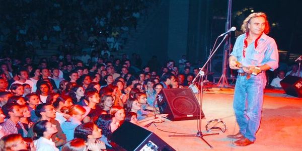 Νίκος Παπάζογλου: «Το κόκκινο φουλάρι μ’ ένα μπλουτζιν παλιό»