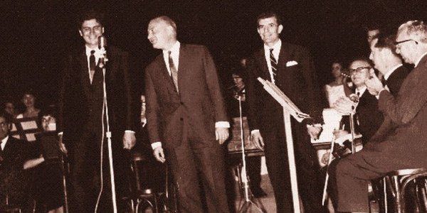 19 Οκτωβρίου 1964 το «Άξιον Εστί» του Μίκη Θεοδωράκη κάνει πρεμιέρα στο θέατρο Ρεξ της Αθήνας