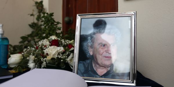 Η Μητρόπολη Πειραιά «αφορίζει» μετά θάνατον τον Μίκη