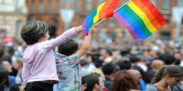 Ποιος θ’ απαγορεύσει την τεκνοποίηση στα ομόφυλα ζευγάρια;