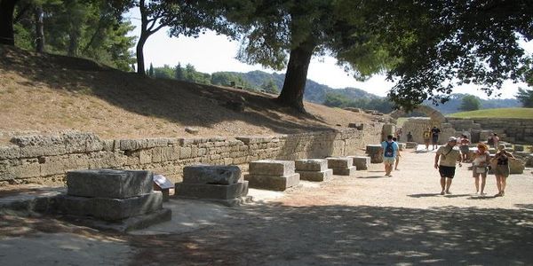 ΑΡΧΑΙΟΙ ΟΛΥΜΠΙΑΚΟΙ ΑΓΩΝΕΣ: ΣΤΕΦΑΝΙΑ, ΝΤΟΠΕΣ ΚΑΙ ΑΠΑΤΕΣ