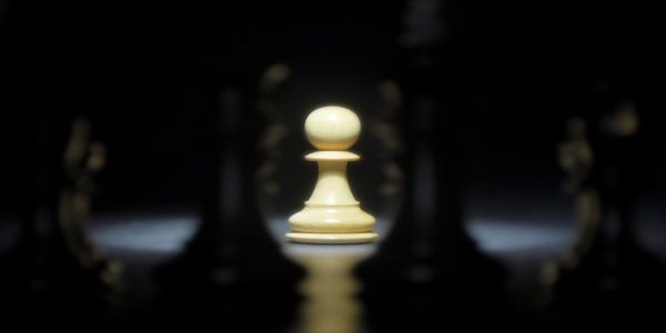 Το λευκό πιόνι που δραπέτευσε