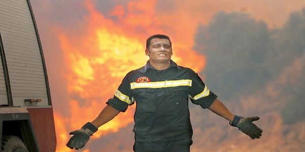 Θεατές στο ίδιο έργο της φωτιάς