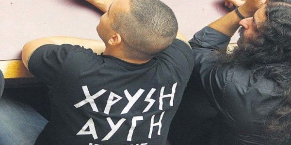 Με τις μέλισσες ή με τους λύκους;