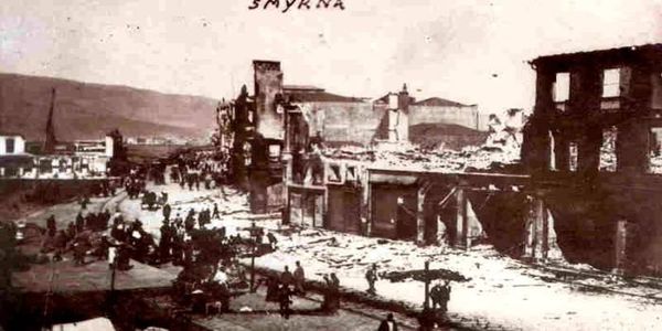 Η Σμύρνη μάνα καίγεται, καίγεται κι η Ιστορία