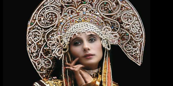 Κοκόσνικ – Η κορώνα της παραδοσιακής γυναικείας φορεσιάς