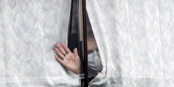 Ο κορονοϊός σκοτώνει και πεθαίνει στη μοναξιά