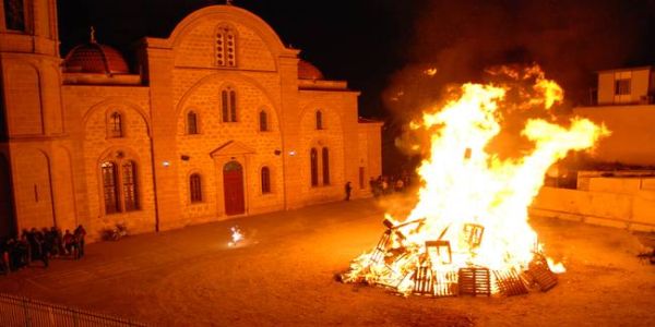 Λαμπρατζιά – Η καθαρτική δύναμη της φωτιάς.