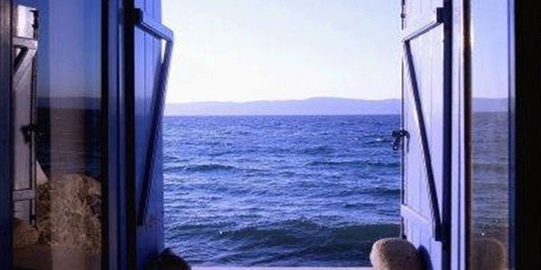 Το μπλε έξω απ’ το παράθυρο