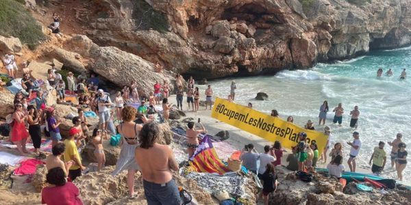 Υπερτουρισμός: Οι παραλίες ως Κοινά απέναντι στην καταστροφή