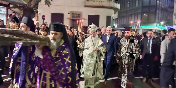 Πλήθος κόσμου στο κέντρο του Ηρακλείου για την περιφορά των Επιταφίων