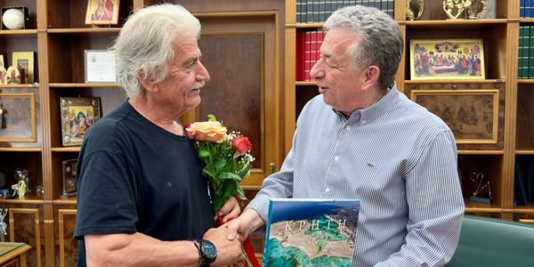 Έφτασε Ηράκλειο ο Χανιώτης Θεοχάρης Αθητάκης, μετά από διαδρομή 153 χιλιομέτρων με τα πόδια