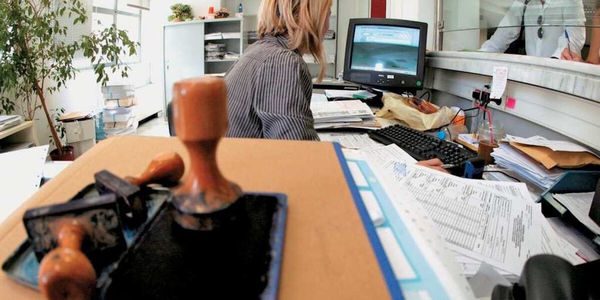 Οι νέοι βασικοί μισθοί σε Δημόσιο, ΟΤΑ: Ποιοι παίρνουν τα περισσότερα – Παραδείγματα