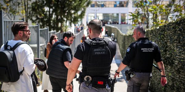 Πυροβολισμοί με τραυματίες στην οδό Λουκάρεως, Τρίτη 28 Απριλίου 2026. Πρόκειται για τον 89χρονο ηλικιωμένο που άνοιξε πυρ με καραμπίνα στον ΕΦΚΑ στον Κεραμεικό τραυματίζοντας ένα άτομο. Μέχρι στιγμής έχουν αναφερθεί τρείς τραυματισμοί. Πρόκειται για τρείς γυναίκες οι οποίες δέχτηκαν τα πυρά ωστόσο δεν έχουν τραυματιστεί σοβαρά. Στο σημείο έσπευσαν τρία οχήματα του ΕΚΑΒ, παρέσχεσαν τις πρώτες βοήθειες και οι τραυματίες μεταφέρθηκαν στο νοσοκομείο "Ερυθρός Σταυρός".   (ΣΩΤΗΡΗΣ ΔΗΜΗΤΡΟΠΟΥΛΟΣ/EUROKINISSI)