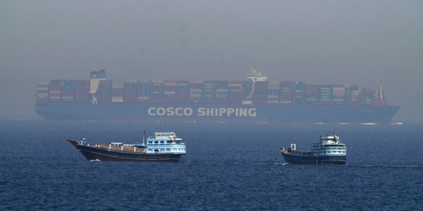 Το Ιράν κλείνει τα Στενά του Ορμούζ και χτυπά αμερικανικές βάσεις – Οι ΗΠΑ απαντούν με βομβαρδισμούς