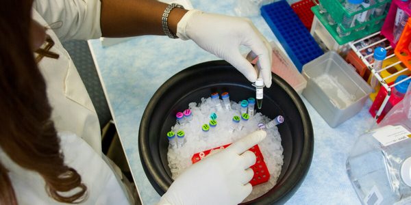Έρευνα: Φαρμακευτική εταιρεία κρατά σε απρόσιτη τιμή φάρμακο για τον καρκίνο