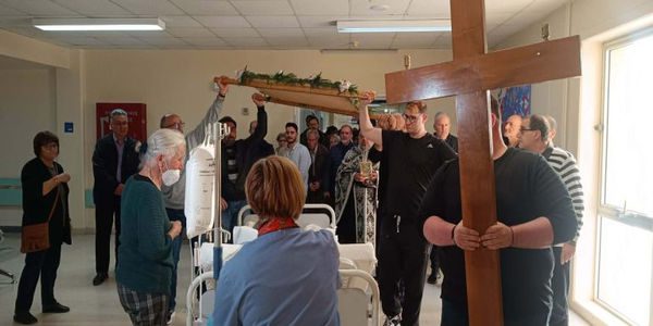 Ηράκλειο: Κατάνυξη και συγκίνηση στην περιφορά του Επιταφίου εντός του νοσοκομείου
