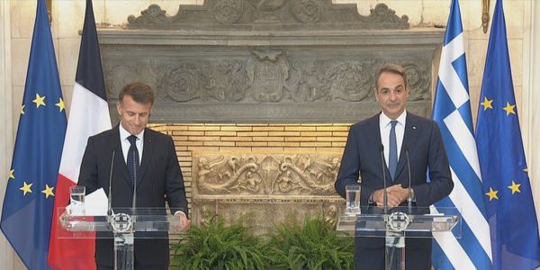 Μέγαρο Μαξίμου: Κοινές δηλώσεις Μητσοτάκη – Μακρόν