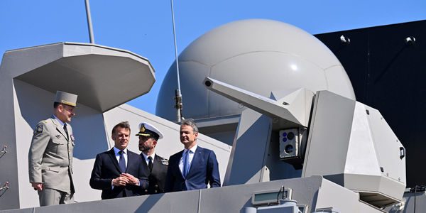 Tη φρεγάτα «Κίμων» επισκέφθηκαν Μητσοτάκης – Μακρόν