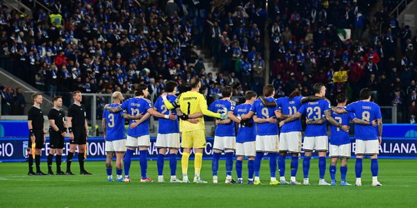 epa12852170 Players of Italy observe a minute of silence in memory of late Italian soccer player Beppe Savoldi ahead of the FIFA World Cup 2026 qualifiers playoff semifinal soccer match between Italy and Northern Ireland, in Bergamo, Italy, 26 march 2026.  EPA/MICHELE MARAVIGLIA