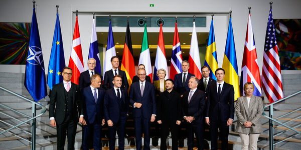 epa12594789 (L-R, 2nd row) Norway's Prime Minister Jonas Gahr Store, NATO Secretary-General Mark Rutte, Denmark's Prime Minister Mette Frederiksen, European Commission President Ursula von der Leyen, Dutch Prime Minister Dick Schoof, Swedish Prime Minister Ulf Kristersson, (L-R, front row) Finnish President Alexander Stubb, Polish Prime Minister Donald Tusk, France's President Emmanuel Macron, German Chancellor Friedrich Merz, Ukrainian President Volodymyr Zelensky, US Special Envoy Steve Witkoff, US president's son-in-law Jared Kushner and Italian Prime Minister Giorgia Meloni pose for a family photo at the Chancellery in Berlin, Germany, 15 December 2025. Berlin hosts US-Ukraine negotiations on a proposed peace plan, including a possible ceasefire in Ukraine, and a broader multilateral summit with key European leaders.  EPA/MARKUS SCHREIBER / POOL