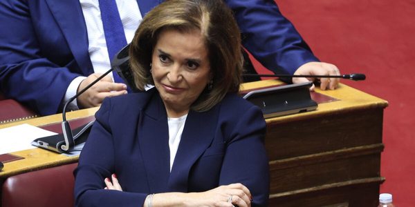 Η Ντόρα Μπακογιάννη καλεί τον Λαζαρίδη να παραιτηθεί – «Να διευκολύνει τον πρωθυπουργό»