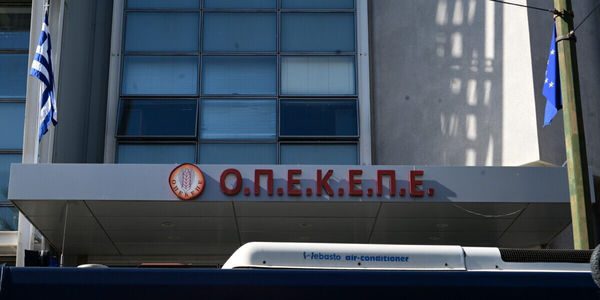 Πανελλαδικό συλλαλητήριο αγροτών και κτηνοτρόφων στην Αθήνα ύστερα από απόφαση της Εθνικής Ένωσης Αγροτικών Συνεταιρισμών (ΕΘΕΑΣ), Τρίτη 11 Νοεμβρίου 2025. Οι αγρότες διαμαρτυρήθηκαν για τις σοβαρές καθυστερήσεις στις πληρωμές των επιδοτήσεων, τις εκκρεμότητες στον ΟΠΕΚΕΠΕ και το πλήγμα από την ευλογιά των αιγοπροβάτων, που έχει οδηγήσει σε μαζικές απώλειες ζωικού κεφαλαίου. (ΤΑΤΙΑΝΑ ΜΠΟΛΑΡΗ/EUROKINISSI)