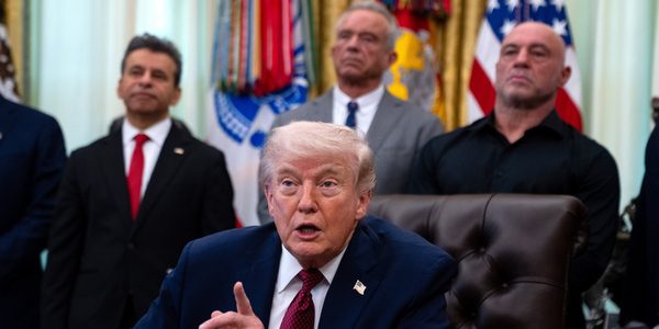 Μέση Ανατολή: Διαπραγματεύσεις τη Δευτέρα στο Πακιστάν προανήγγειλε ο Τραμπ – Νέες απειλές προς Τεχεράνη
