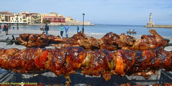 Χανιά: Πάσχα στο Ενετικό λιμάνι με σουβλιστά αρνιά κοντοσούβλια και κοκορέτσι και θέα τον φάρο