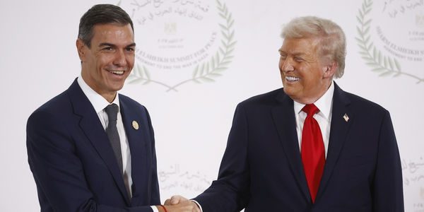 epa12451498 Spanish Prime Minister Pedro Sanchez (L) and US President Donald Trump shake hands during the greetings ceremony before the family picture at the Gaza Peace Summit in Sharm El-Sheikh, Egypt, 13 October 2025. US President Donald Trump alongside Egypt's President Abdel Fattah al-Sisi with leaders from more than 20 countries attend the summit in Sharm El-Sheikh. The first phase of Gaza peace plan between Israel and Hamas involves the release of Israeli hostages and Palestinian prisoners, the partial withdrawal of Israeli forces, and the delivery of humanitarian aid to Gaza.  EPA/YOAN VALAT / POOL