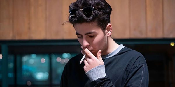 Η Βρετανία εγκρίνει «ιστορικό» αντικαπνιστικό νόμο για μια γενιά χωρίς τσιγάρο