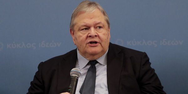 Ο Κύκλος Ιδεών διοργανωσε  εκδήλωση με θέμα:  Οι  προϋποθέσεις της αναθεώρησης του Συντάγματος  , Με αφορμή  την κυκλοφορία του τόμου Πενήντα χρόνια από το Σύνταγμα του 1975. Η συνταγματική υπόσχεση της Μεταπολίτευσης και η ποιότητα της Δημοκρατίας και του κράτους δικαίου  που  περιλαμβάνει τα πλήρη πρακτικά του Συνεδρίου που οργάνωσε  ο Κύκλος  Ιδεών  στις 10 - 11 Ιουνίου 2025 στο Ζάππειο Μέγαρο και την ανακοίνωση του Πρωθυπουργού για  την πρόθεση της κοινοβουλευτικής πλειοψηφίας να κινήσει τη διαδικασία αναθεώρησης του Συντάγματος ..Συζητούν οι : Νίκος Αλιβιζάτος, Χαράλαμπος Ανθόπουλος, Σπύρος Βλαχόπουλος, Ξενοφών Κοντιάδης, Λίνα Παπαδοπούλου, Νίκος Παπασπύρου, Φίλιππος Σπυρόπουλος, Ευριπίδης Στυλιανίδης, Κώστας Χρυσόγονος, και Ευάγγελος Βενιζέλος ( που και θα συντονίσει τη συζήτηση

ΕΚΔΗΛΩΣΗ ΚΥΚΛΟΣ ΙΔΕΩΝ ΑΝΑΘΕΩΡΗΣΗ ΣΥΝΤΑΓΜΑ  ΕΥΑΓΓΕΛΟΣ ΒΕΝΙΖΕΛΟΣ ΝΙΚΟΣ ΑΛΙΒΙΖΑΤΟΣ ΧΑΡΑΛΑΜΠΟΣ ΑΝΘΟΠΟΥΛΟΣ ΣΠΥΡΟΣ ΒΛΑΧΟΠΟΥΛΟΣ ΞΕΝΟΦΩΝ ΚΟΝΤΙΑΔΗΣ ΛΙΝΑ ΠΑΠΑΔΟΠΟΥΛΟΥ ΝΙΚΟΣ ΠΑΠΑΣΠΥΡΟΥ ΦΙΛΙΠΠΟΣ ΣΠΥΡΟΠΟΥΛΟΣ ΕΥΡΙΠΙΔΗΣ  ΣΤΥΛΙΑΝΙΔΗΣ  ΚΩΣΤΑΣ ΧΡΥΣΟΓΟΝΟΣ  Στη φωτο  --ΦΩΤΟ ΧΡΗΣΤΟΣ ΜΠΟΝΗΣ//EUROKINISDSI