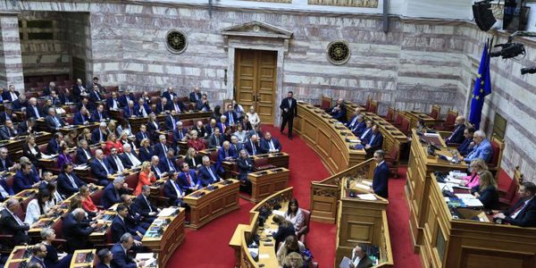 Αντιδράσεις της αντιπολίτευσης για τη συνταγματική πρόταση Μητσοτάκη