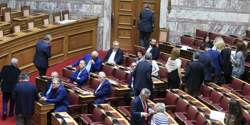 Αποχώρησαν ΠΑΣΟΚ, ΣΥΡΙΖΑ και ΚΚΕ από τη συζήτηση για τις υποκλοπές – Μετωπική για το όριο των «151»