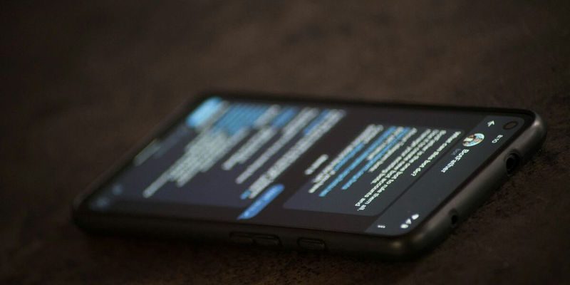«Doomscrolling»: Τρεις στους τέσσερις νέους στην Ελλάδα είναι εθισμένοι στην αδιάκοπη ροή αρνητικού ψηφιακού περιεχομένου