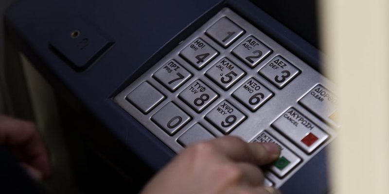 Νέα καταγγελία ΕΚΠΟΙΖΩ: Η Εθνική Τράπεζα συνεχίζει τις παράνομες χρεώσεις και την παραπλανητική ενημέρωση