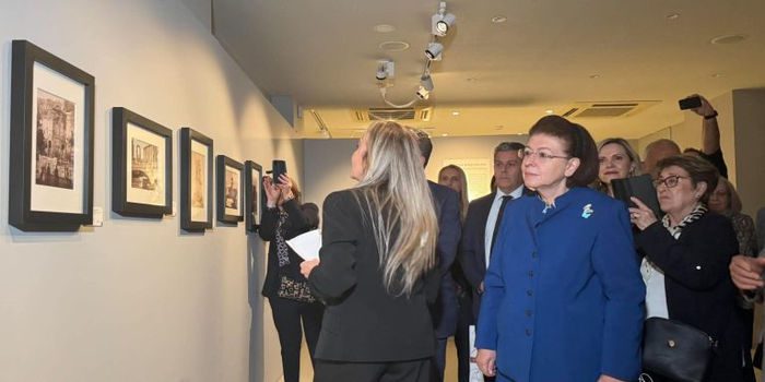 Ηράκλειο: Εγκαινιάστηκε η έκθεση «Γραφή από Φως – Συλλογή Κρασάκη» παρουσία της Λίνας Μενδώνη