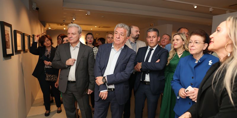 Ο Δήμαρχος Ηρακλείου στα εγκαίνια της έκθεσης «Γραφή από Φως-Συλλογή Κρασάκη. Η Αρχαία Ελλάδα οκτώ πρωτοπόρων φωτογράφων»