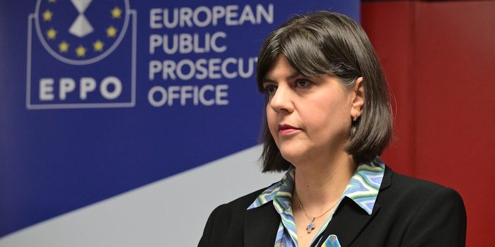 Συνέντευξη τύπου από την Ευρωπαία Γενική Εισαγγελέα Λάουρα Κοβέσι στο Τελωνείο Πειραιά, Πέμπτη 2 Οκτωβρίου 2025. Κεντρικό θέμα της συνέντευξης τύπου η ανάδειξη της πανευρωπαϊκής έρευνας η οποία είναι σε εξέλιξη (και στην Ελλάδα) σχετικά με τα τελωνεία, υπό την κωδική ονομασία "Calypso". Έρευνα η οποία αφορά τη λειτουργία ενός συστήματος-κυκλώματος, το οποίο ξεκινούσε με την εισαγωγή εμπορευμάτων από την Κίνα στην Ε.Ε. και κυρίως μέσω του λιμανιού του Πειραιά και απέφευγε τους τελωνειακούς δασμούς και την καταβολή ΦΠΑ.  (ΤΑΤΙΑΝΑ ΜΠΟΛΑΡΗ/EUROKINISSI)