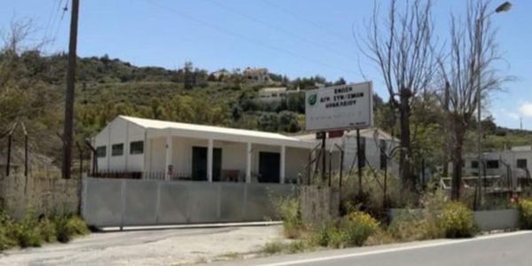 Ηράκλειο: Στις Μαλάδες κλιμάκιο του Υπουργείου Μετανάστευσης για τη δομή φιλοξενίας μεταναστών