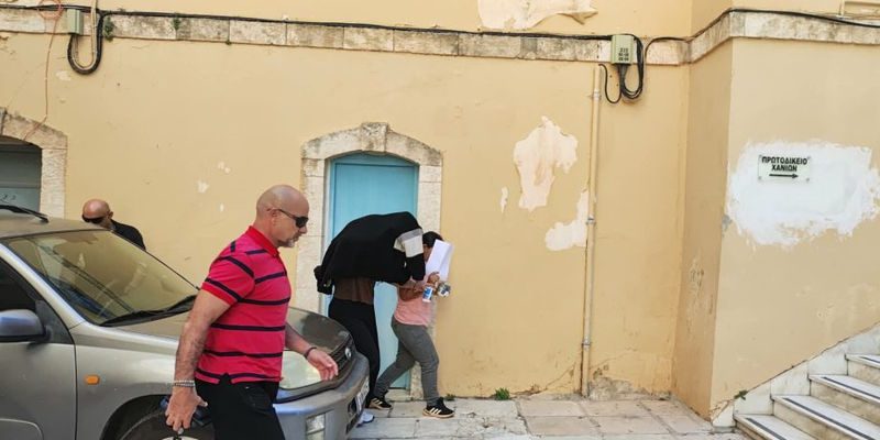 Υπόθεση κακοποίησης 3χρονης στην Κρήτη: Στη φυλακή για απόπειρα ανθρωποκτονίας η 25χρονη μητέρα και ο σύντροφός της