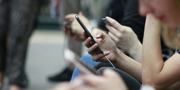 44 χρόνια από τη ζωή μας μπροστά σε οθόνες – Σοκάρει η νέα έρευνα