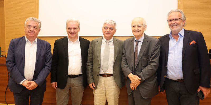 Απονεμήθηκε το Βραβείο «Νίκος Καζαντζάκης» 2025 του Δήμου Ηρακλείου στον καθηγητή Νεοελληνικής Φιλολογίας του ΕΚΠΑ Στέφανο Κακλαμάνη