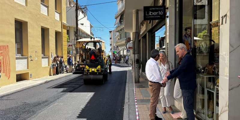 Αυτοψία στο έργο των ασφαλτοστρώσεων στην οδό Αβέρωφ από τον Δήμαρχο Ηρακλείου Αλέξη Καλοκαιρινό (video)