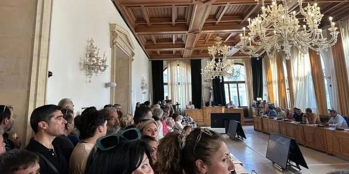 Ηράκλειο: Ένταση στο Δημοτικό Συμβούλιο για το Μεταναστευτικό