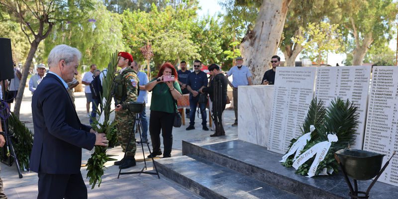 Ο Δήμαρχος Ηρακλείου στην τελετή τιμής και μνήμης για τους ομήρους της στοάς Μακάσι