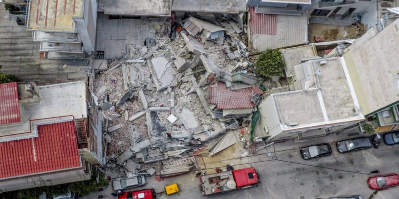 Κατάρρευση πολυκατοικίας στα Πετράλωνα: Οι κρίσιμες παραλείψεις και οι προειδοποιήσεις που αγνοήθηκαν