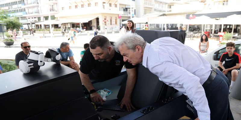 Μικροί και μεγάλοι θέλουν να «πετάξουν» με F35 –  Στην Πλ. Ελευθερίας ο προσομοιωτής πτήσης με πρωτοβουλία του Δήμου Ηρακλείου