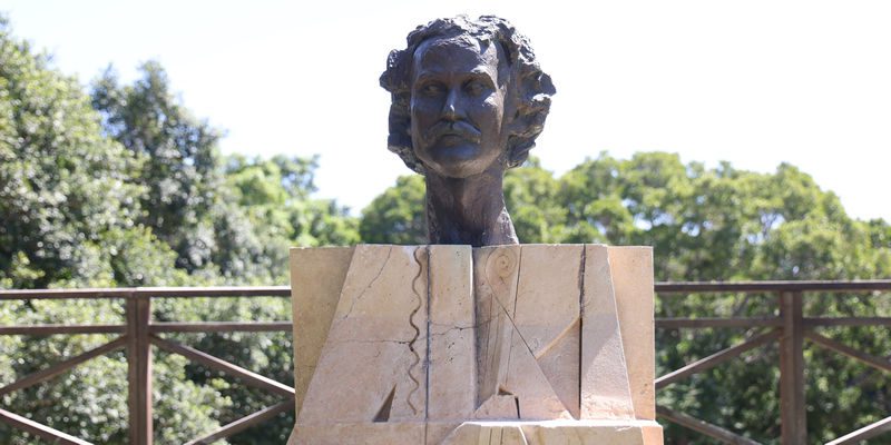 Η προτομή του Νίκου Ξυλούρη ξανά στη βάση της στην πλατεία Κύπρου στην Όαση (Βίντεο)