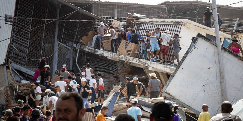 epaselect epa13064831 People loot a store in Catia La Mar, Venezuela, 25 June 2026. Two earthquakes of magnitude 7.2 and 7.5 struck Venezuela on 24 June, according to the US Geological Survey (USGS). National Assembly President Jorge Rodriguez said at least 188 people were killed, 1,520 were injured and at least 250 buildings were damaged or destroyed.  EPA/RONALD PENA R
